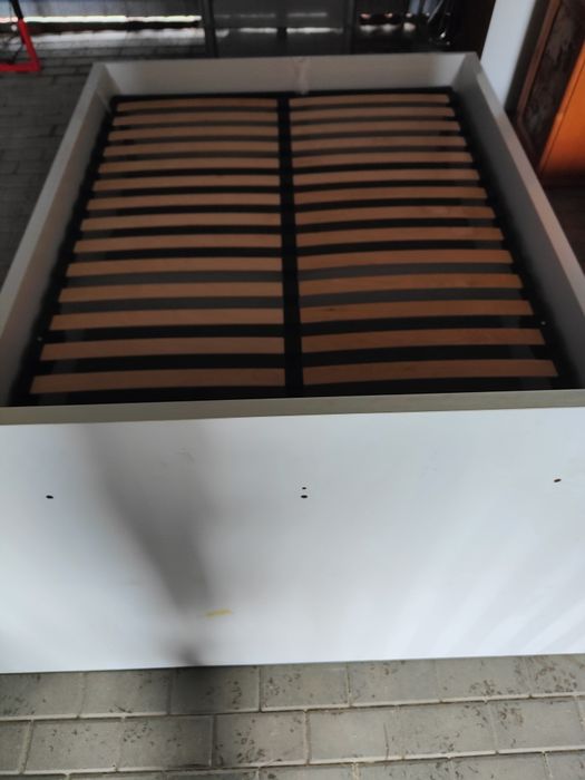 Łóżko dwuosobowe.