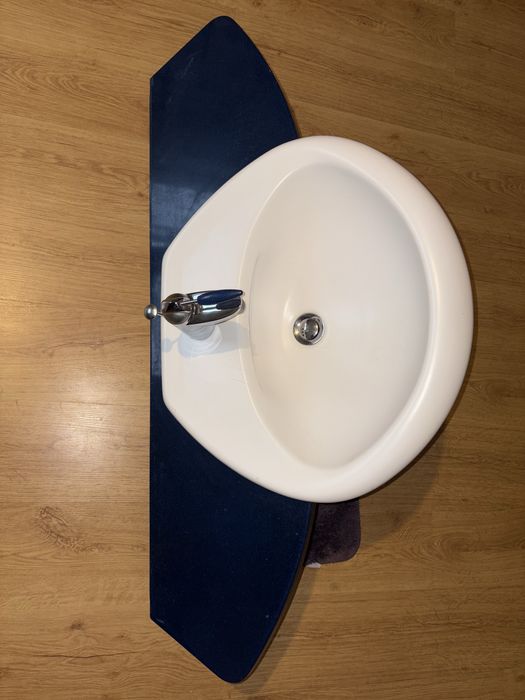 Umywalka nablatowa z półką