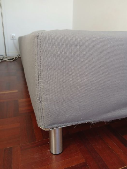 Sommier ikea 90x200 cm, com pés e forro, como novo.
