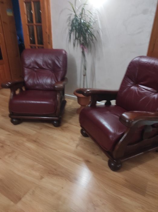 Кожані крісла ,в хорошому стані.