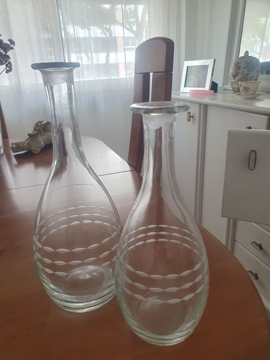 Duas garrafas de vidro