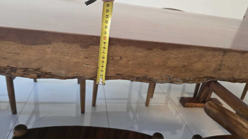 Conjunto Exclusivo: Mesa de Madeira Maciça com Bordas Naturais + 12 Cadeiras Wishbone