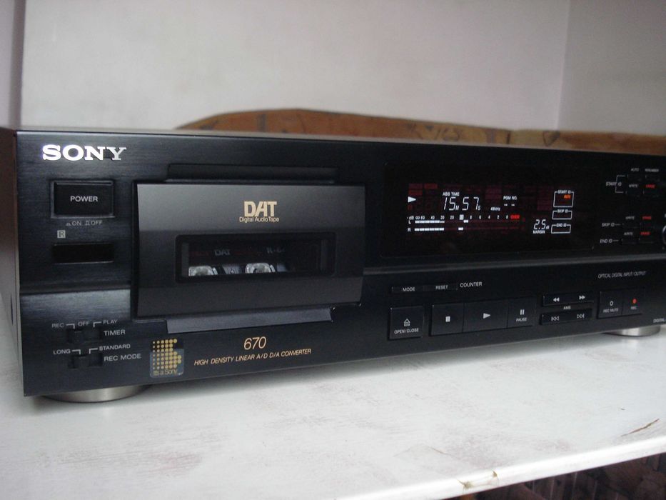 Дека ДАТ "Sony" DTC-ZE700, DTC-670