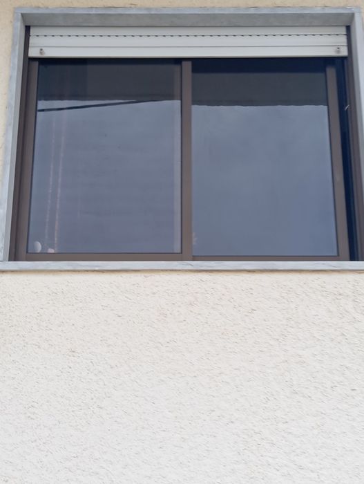 Janelas de alumínio castanho vidro simples