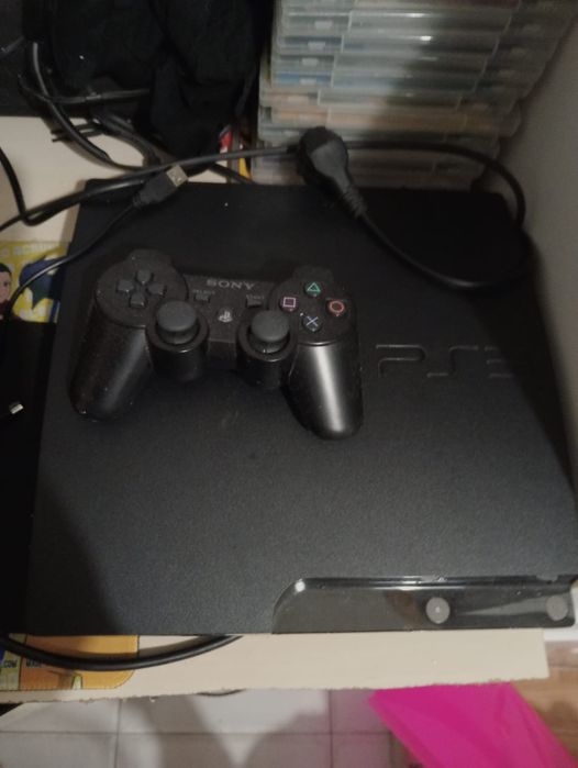 PlayStation 3 a funcianar bem com  dois   comandos e cabos e alguns jo