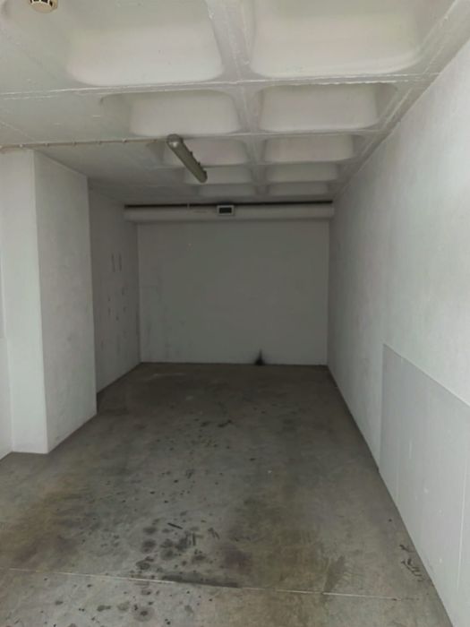 Garagem/Box Grande para Arrendar – Ideal para 2 Carros!