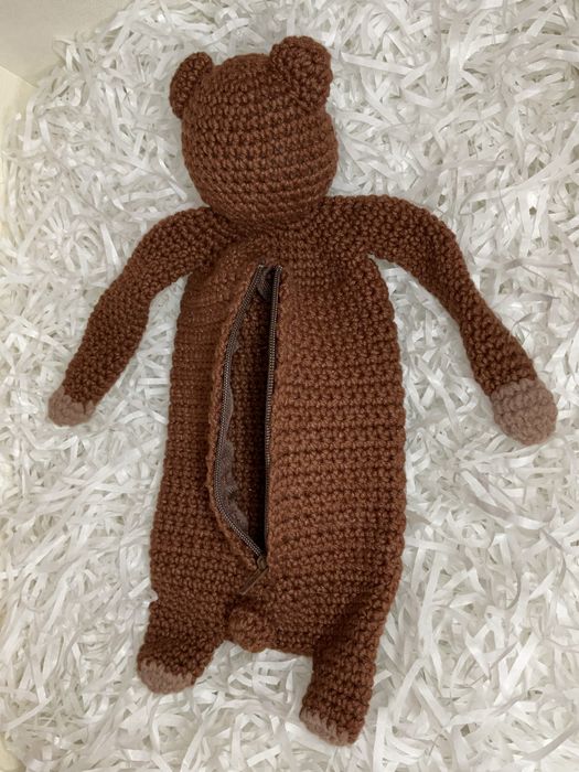 piórnik miś brązowy handmade na szydełku idealny do szkoły