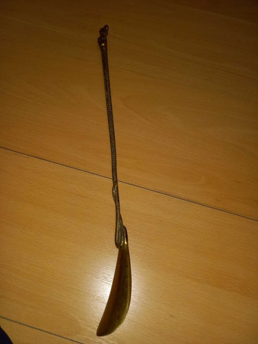 Calçadeira latão com apontamento cavalo