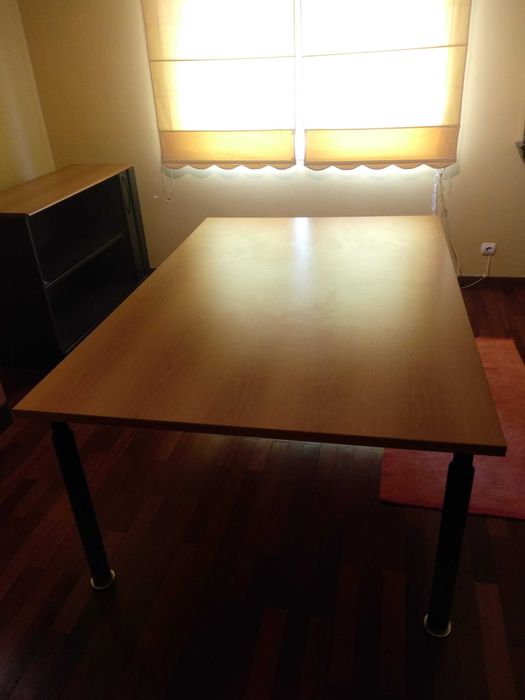 Mesa para escritório em madeira e ferro
