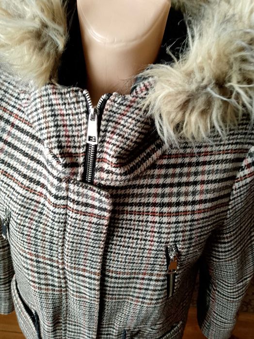 długa kurtka zimowa w kratę parka