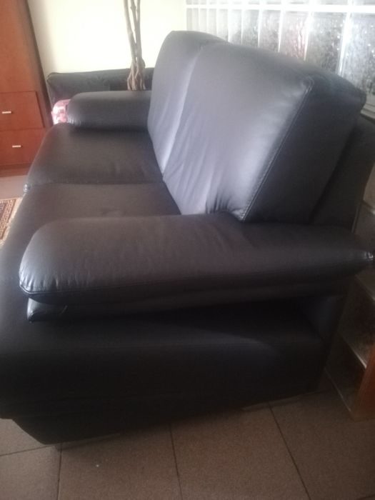 Vendo 2 sofás em pele genuína