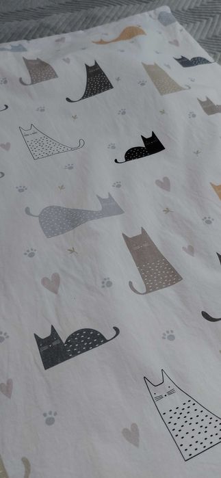 Kołdra i poduszka w kotki dla dziecka