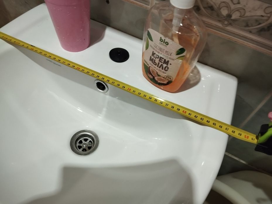 Умивальник з тумбочкою.