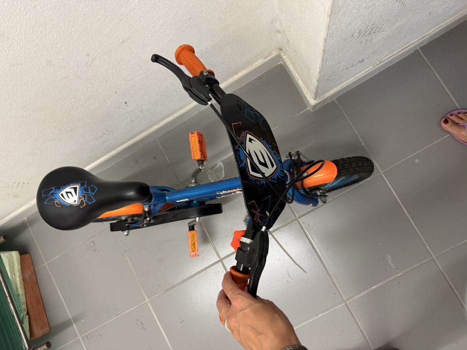 Bicicleta infantil Blast azul – com rodas de aprendizagem