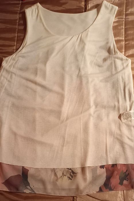 2 Blusas de cavas, 1 sedosa c/ floral e outra preta e branca