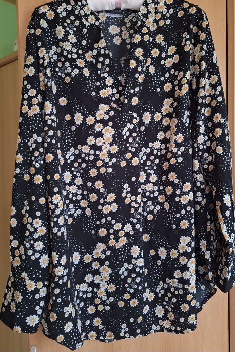 Czarna bluzka w żółte kwiaty