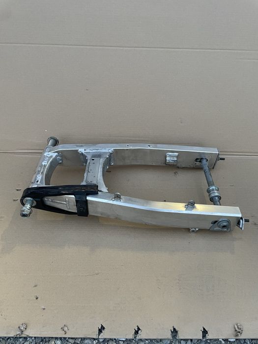 Wahacz Suzuki sv650 03- ośka oś tył