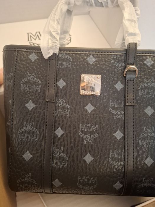 czarna torebka to model MCM Toni mała