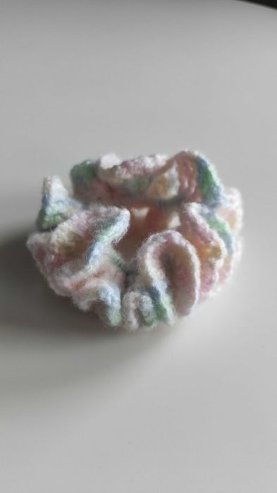 Szydełkowana pastelowa scrunchie | gumka do włosów