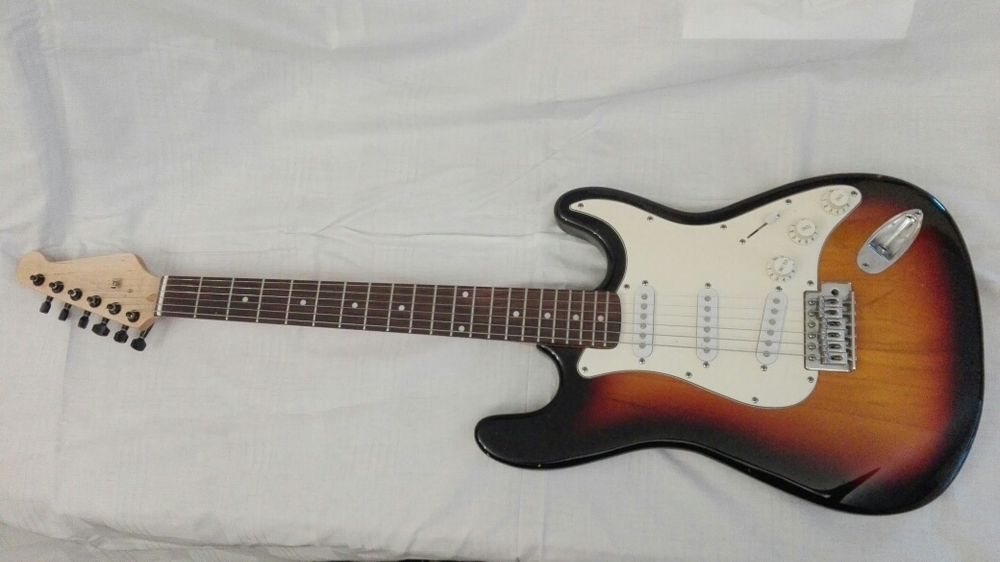 Gitara elektryczna typu fender stratocaster