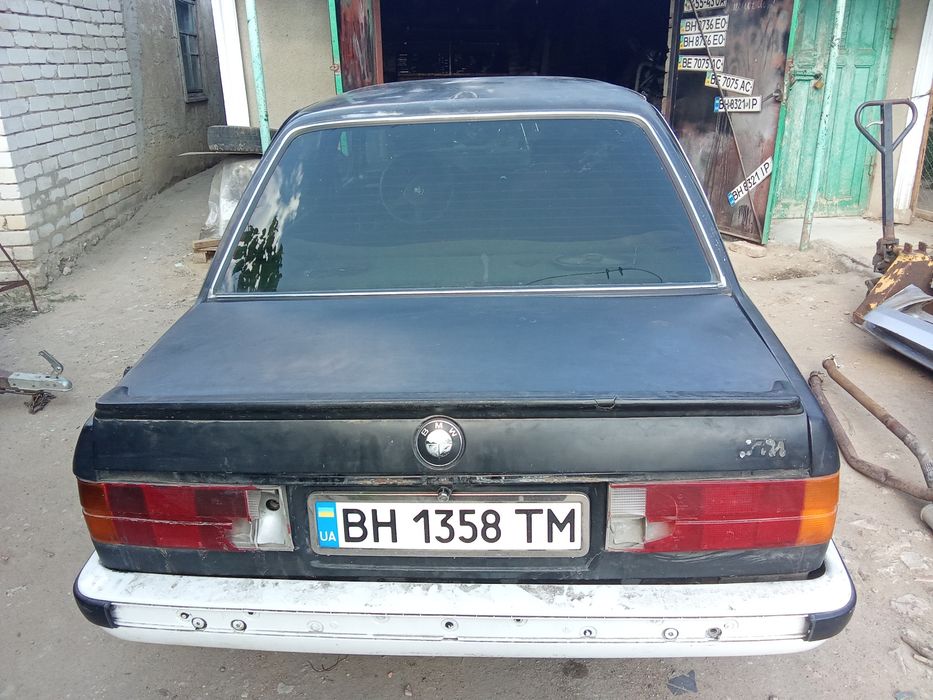 Продам BMW e30 по запчастинам