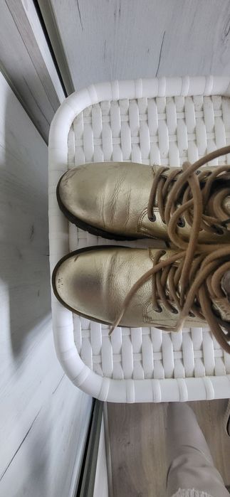 Złote botki-śniegowce