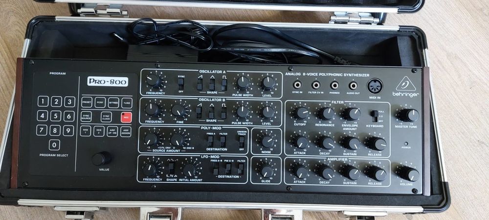 Behringer PRO-800 + Flyht Pro Case – Como Novo