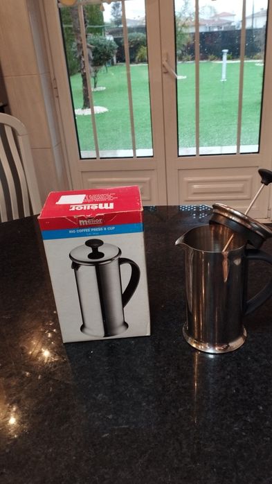Cafeteira nova em inox .