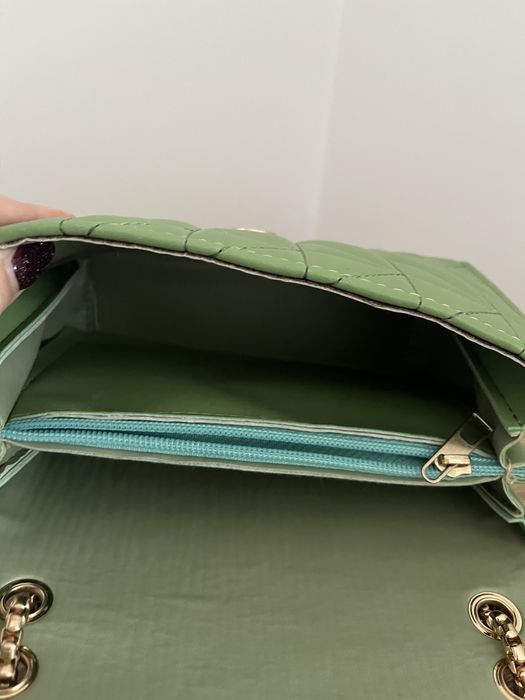 Zielona torebka prada zloty łańcuszek