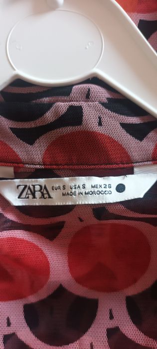 Blusa de tule com desenho geometrico