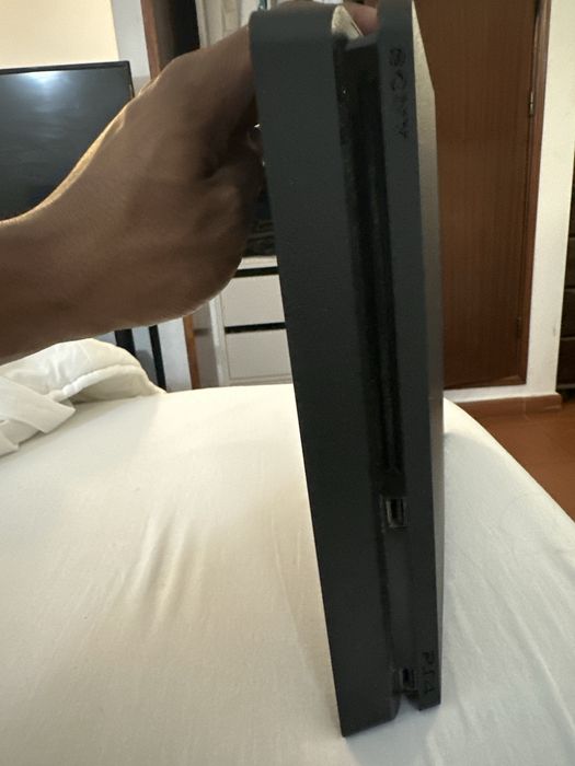 Playstation 4 com comando