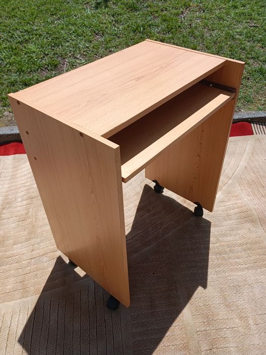 Secretaria em madeira com rodas e mesa extensível.
Medidas:78cm altura 
63 cm frente/42 fundo
66cm com mesa extensível