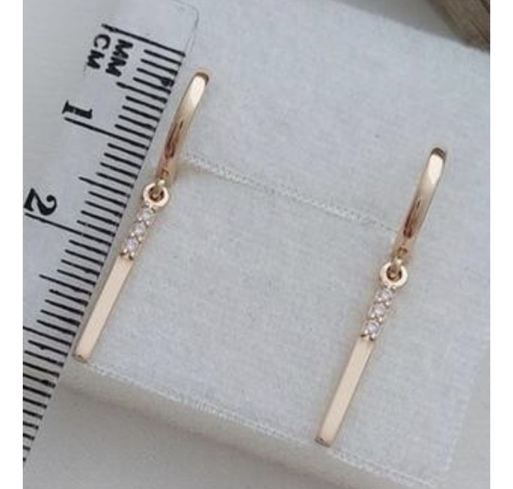 Серьги конго из  золота с золотыми подвесками палочками  с фианитами