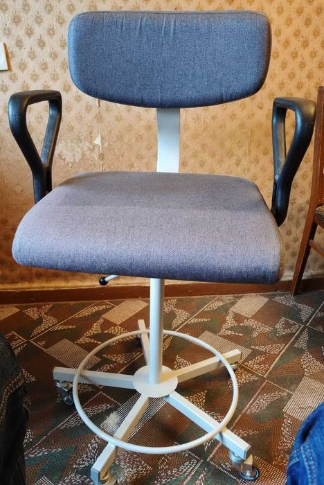 Стул офисный на колесах