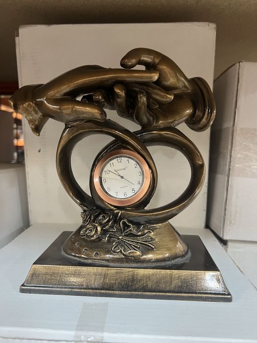 Figura Dłonie z zegarem