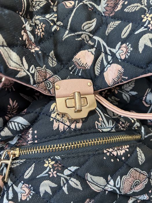 Mochila em tecido floral