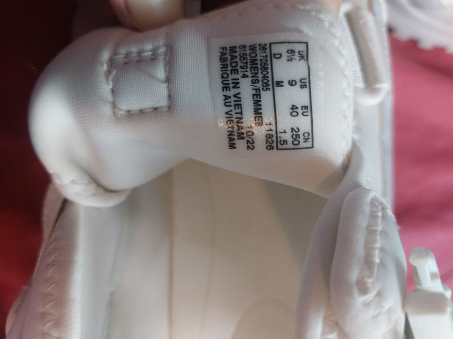 Продам жіночі сандалі Clarks 200