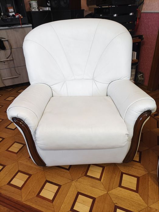 Білий шкіряний диван та два крісла (Італія)