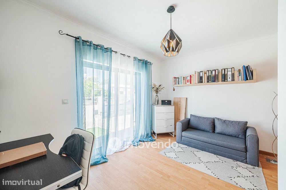 Moradia T3+1 de design moderno, com jardim, na Quinta do Anjo