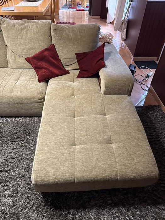 Sofá de sala grande com chaise longue e 4 bancos