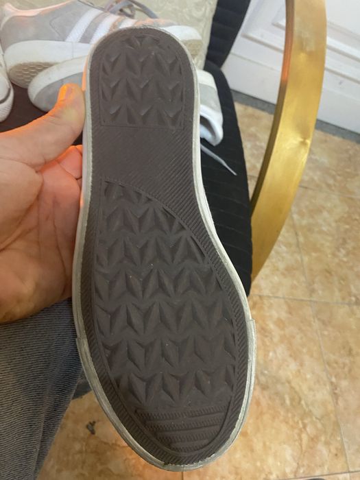 Dapatilhas dois pares de sapatilhas usados como novos