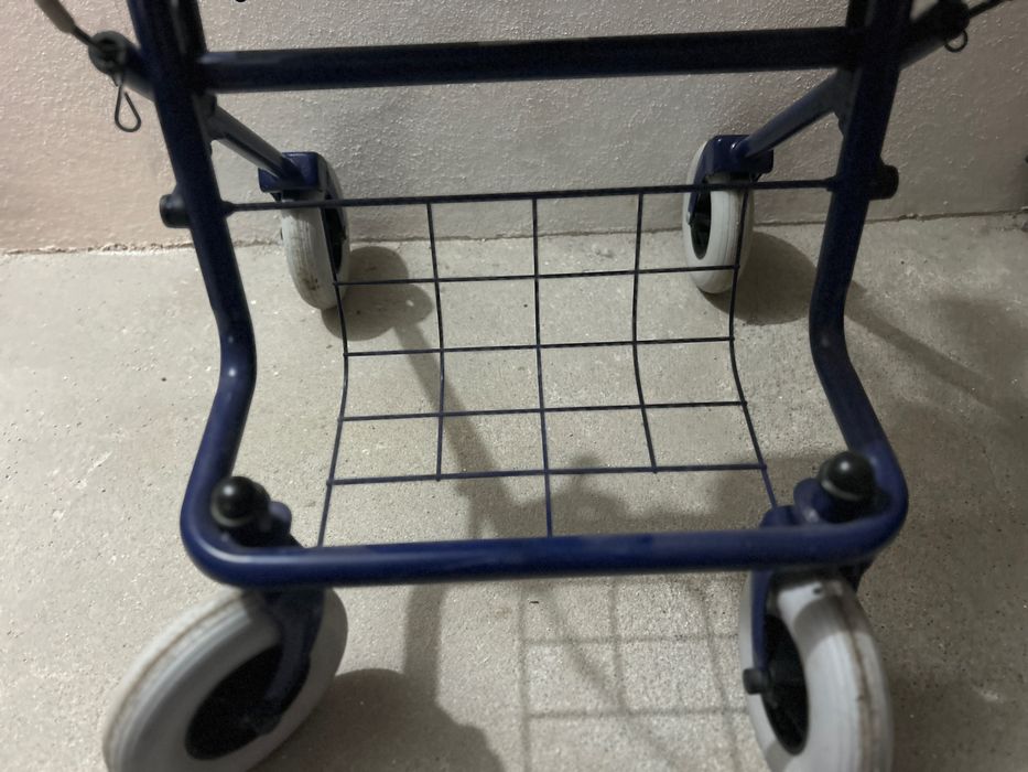 Andarilho de alumínio e 4 rodas