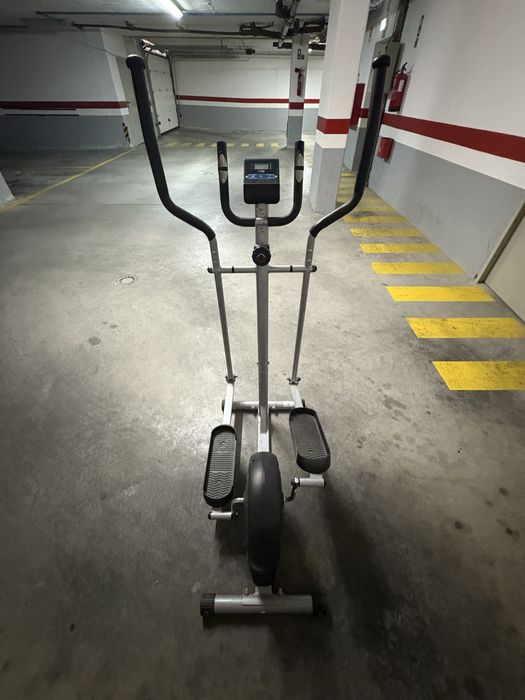 Bicicleta elitpica de ginásio em perfeitas condições