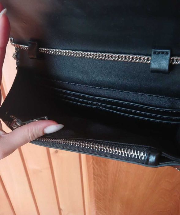 Чорна сумочка на плече з цепочкою