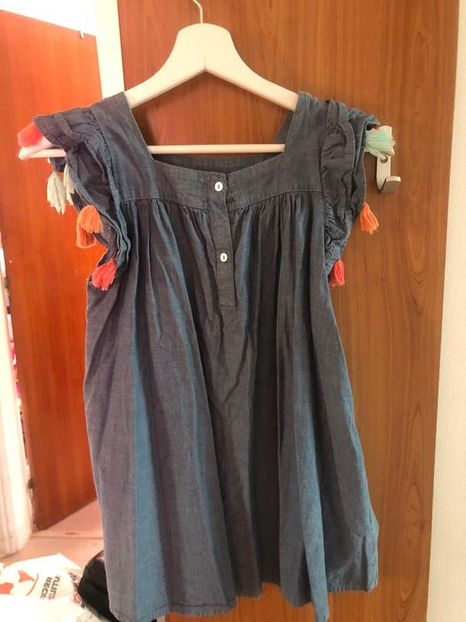 Bikinis e vestido de menina