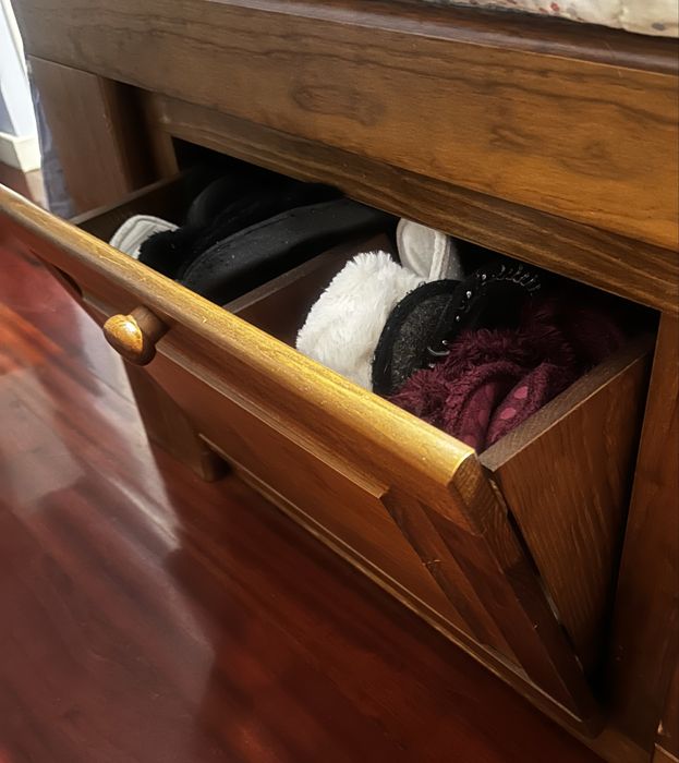 Cama Casal Saint Claire com grande capacidade de arrumação