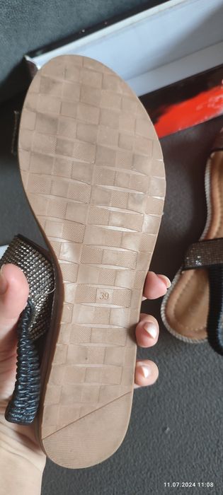 Sandały z cekinami 39