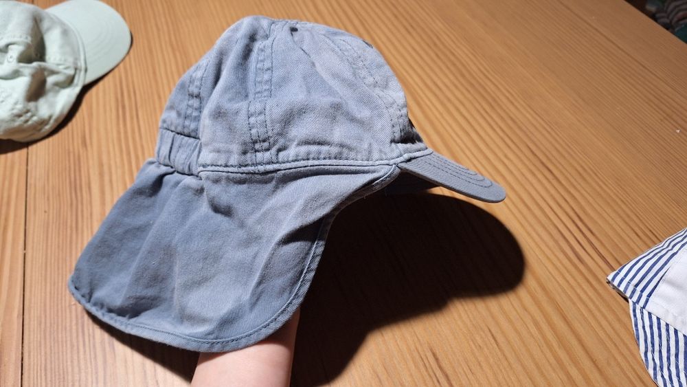 Trzy chłopięce letnie czapki