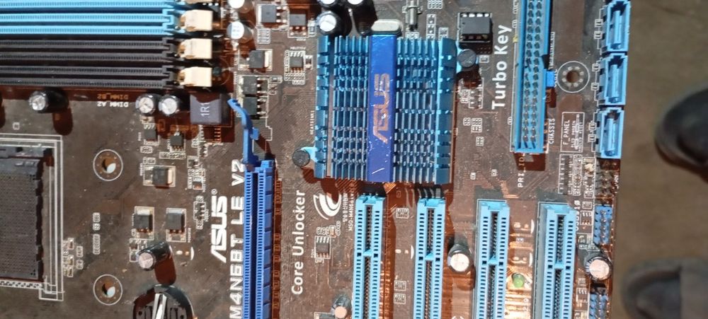 Продам комплектуючі до пк Відіо карти, плати ,процесори, блоки живленн