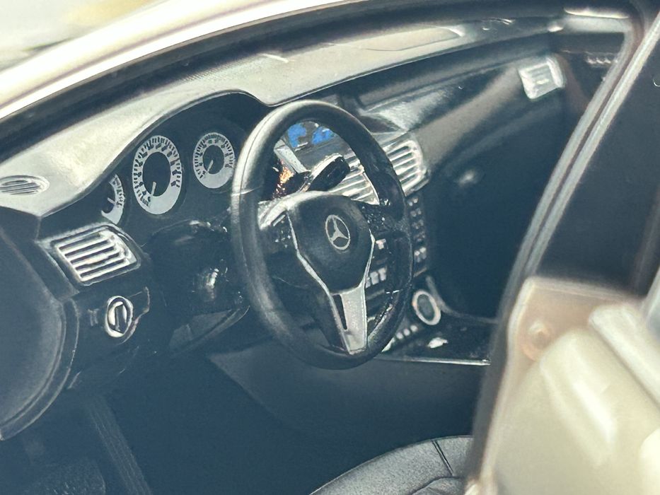 Unikat Norev Mercedes CLS W218 dealer edition 1/18